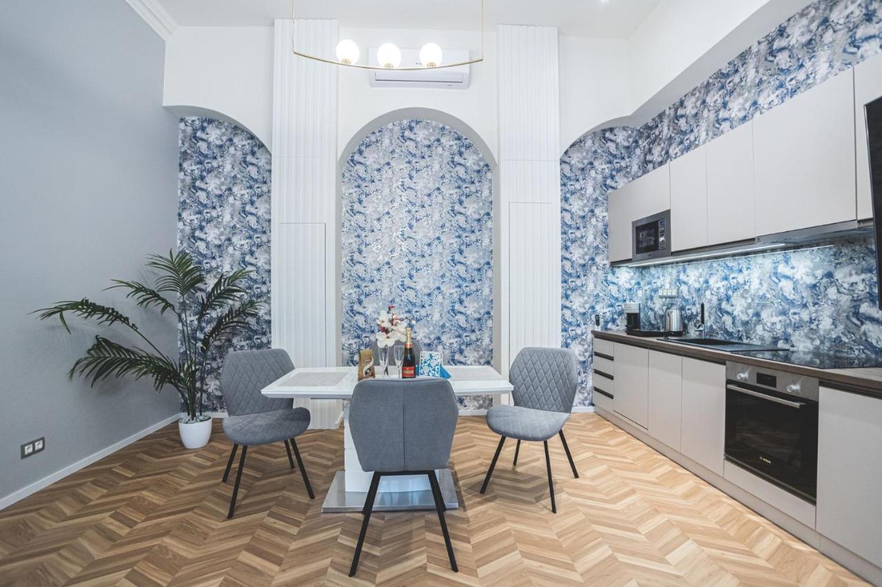 Luxury Gold 2 Bedroom Apartmán